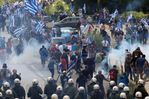 Επεισόδια, Πρέσπες: 14 τραυματίες από τη σύγκρουση διαδηλωτών - ΜΑΤ για Σκοπιανό (pics)