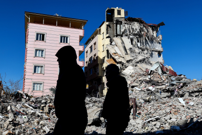 Σεισμός Τουρκία: Κτήριο «προσγειώθηκε» επάνω σε αυτοκίνητα, απίστευτες εικόνες