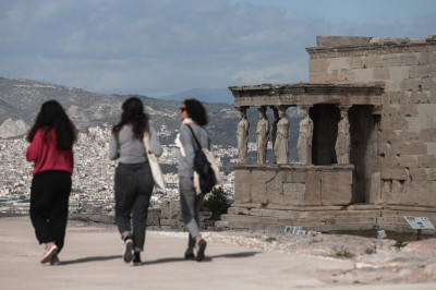 «Σαρώνει ο κορονοϊός στην Αττική - «Εστία» το κέντρο της Αθήνας