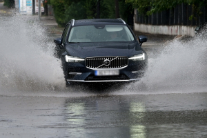 Ασφαλή οδήγηση στη βροχή: Τι πρέπει να προσέχουν οι οδηγοί