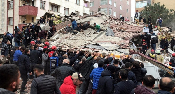 Δέκα οι νεκροί από την κατάρρευση κτιρίου στην Κωνσταντινούπολη