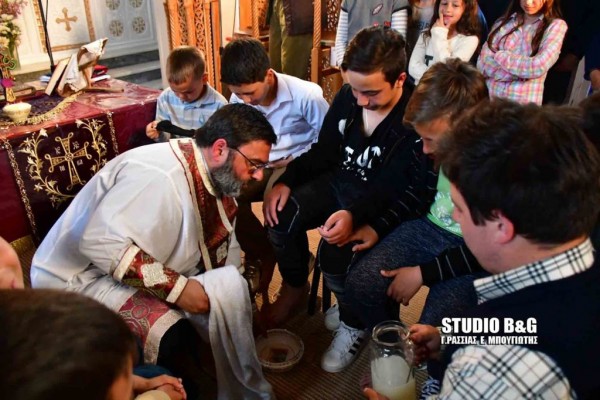 Ιερέας στο Ναύπλιο έπλυνε τα πόδια παιδιών