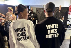 Αντιδράσεις για την προκλητική εμφάνιση του Κάνιε Γουέστ με μπλουζάκι «οι ζωές των λευκών μετράνε» (βίντεο)