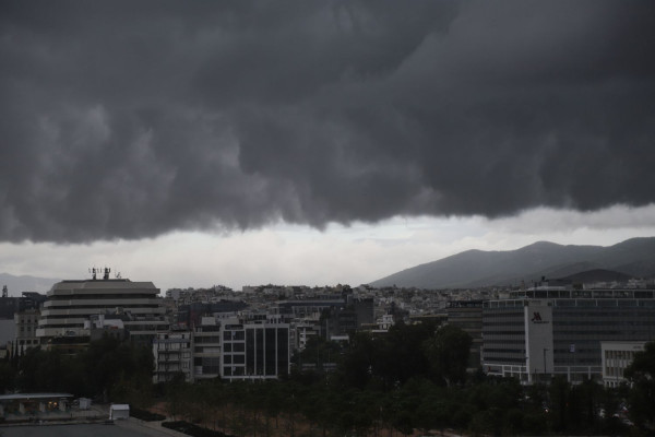 Καιρός: Καταιγίδες και χαλάζι προβλέπει η ΕΜΥ – Φόβοι για πλημμύρες στην Αττική από τη «Βικτώρια»
