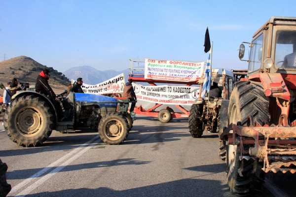 Μπλόκο αγροτών: Τρίωρος αποκλεισμός της εθνικής οδού Λάρισας - Κοζάνης