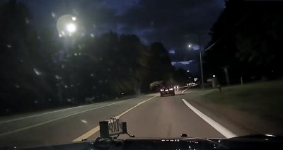 Εντυπωσιακό βίντεο: Ελάφι κάνει άλμα πάνω από κινούμενο αυτοκίνητο