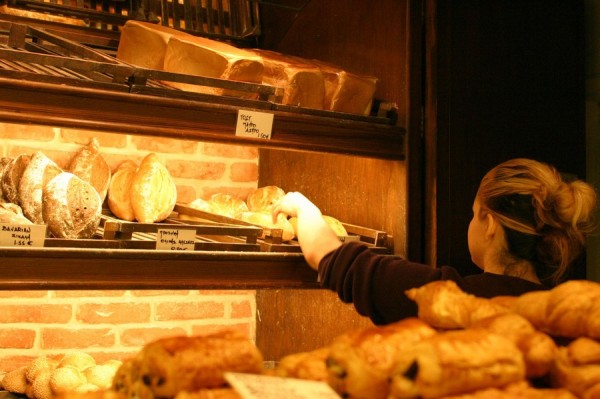 ΙΕΛΚΑ: Πόσα ξοδεύουν οι Έλληνες για ψωμί και κρέας