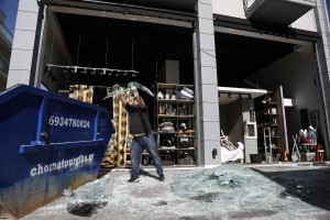 Σαν «βομβαρδισμένο τοπίο» κατάστημα στο Χαλάνδρι ύστερα από έκρηξη