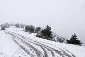 Διακόπηκε η κυκλοφορία προς το χιονοδρομικό κέντρο Βόρας λόγω χιονόπτωσης