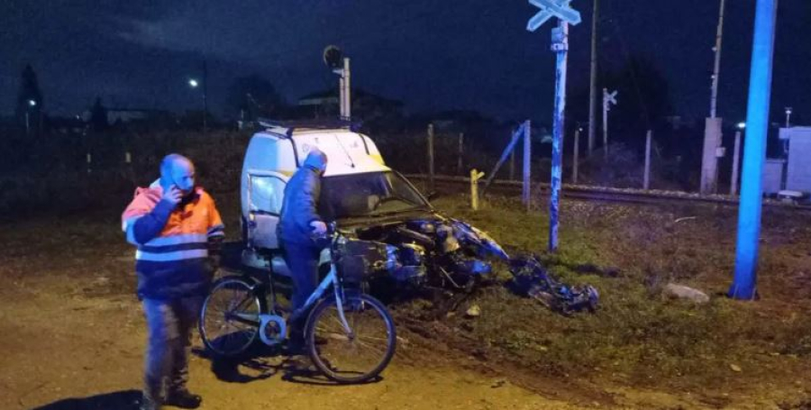 Σφοδρή σύγκρουση τρένου με ΙΧ στα Τρίκαλα, δύο τραυματίες