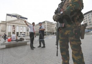 Συναγερμός στο Παρίσι: Ένοπλος κρατά ομήρους σε κατάστημα
