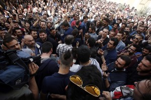Ένταση στα δικαστήρια Ευελπίδων για τους προσαχθέντες διαδηλωτές (pics+vid)