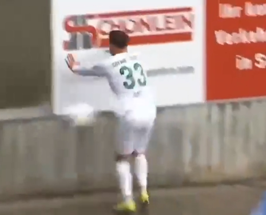 Ποδοσφαιριστής στη Γερμανία έπεσε με το κεφάλι στον τοίχο, σοκαριστικό βίντεο