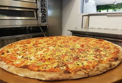 Πίτσα στη Θεσσαλονίκη που τρως εσύ, οι φίλοι σου και οι... γείτονες: Ζυγίζει 7 κιλά και έχει διάμετρο 3,2 μέτρα (βίντεο)