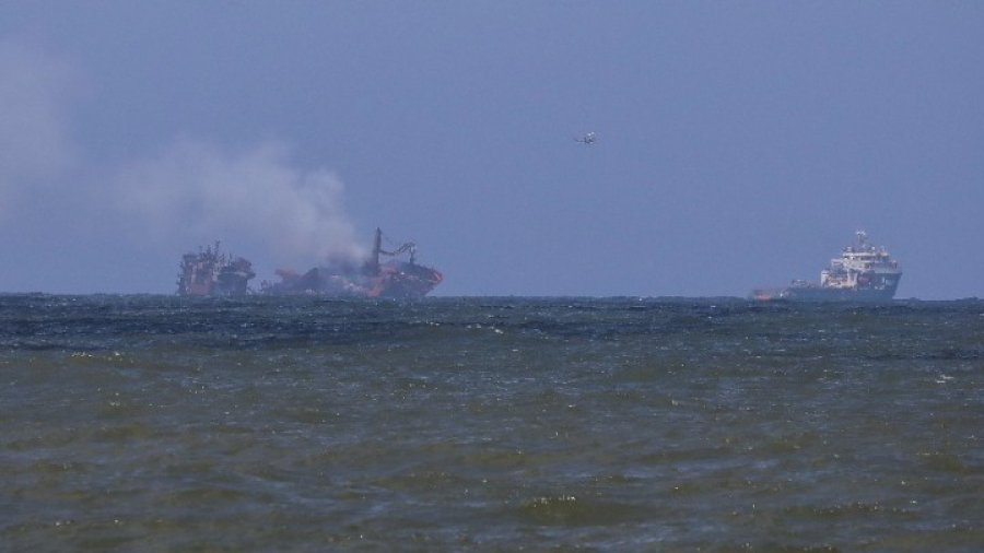 Ολλανδία: Κίνδυνος περιβαλλοντικής καταστροφής, εάν βυθιστεί το φορτηγό πλοίο που έχει τυλιχτεί στις φλόγες