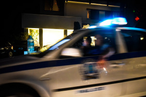 Απίστευτο περιστατικό: Μπουνιές και κλωτσιές στο κέντρο των Χανίων