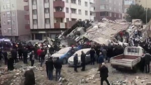 Κατέρρευσε εξαώροφο κτίριο στην Κωνσταντινούπολη - Θύματα και εγκλωβισμένοι στα συντρίμμια (ΒΙΝΤΕΟ)
