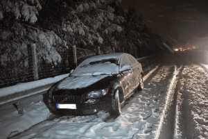 Εκατοντάδες οδηγοί εγκλωβισμένοι από τον χιονιά