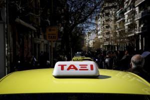 Ετοιμάζεται πλατφόρμα καταγγελιών για τα ταξί - Online παράπονα στο... υπουργείο