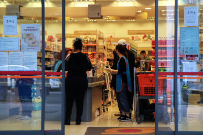 Ελληνικό σούπερ μάρκετ κάνει αυξήσεις 25 εκατ. ευρώ στους εργαζόμενους και δίνει voucher 300 ευρώ