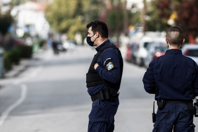 Θεσσαλονίκη: Καταδικάστηκε η 43χρονη που έφτυσε αστυνομικούς για πρόστιμο για μάσκα