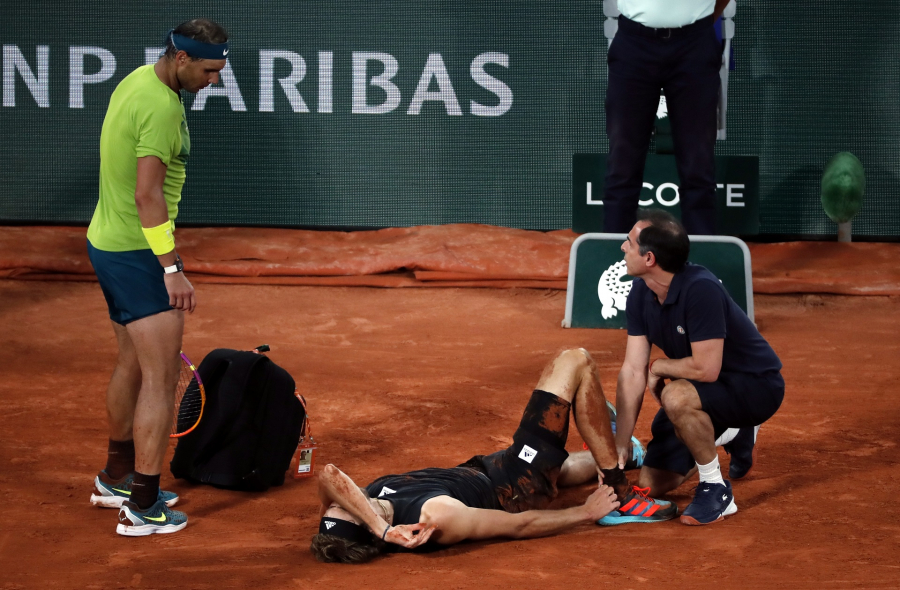 Σοκαριστικός τραυματισμός του Ζβέρεφ στο Roland Garros, αποχώρησε με αναπηρικό καροτσάκι (βίντεο)