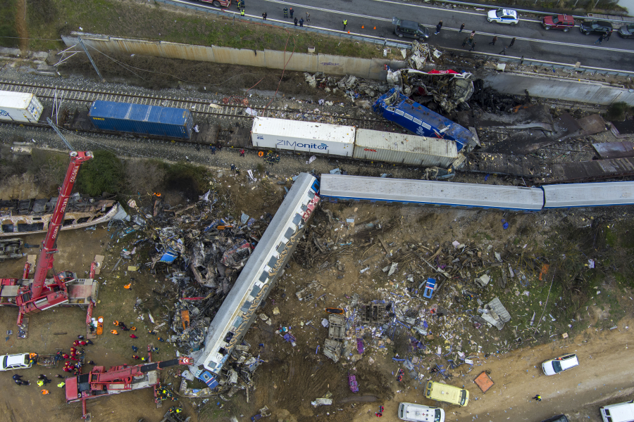 Σύγκρουση τρένων στα Τέμπη: «Υπάρχουν 44 νεκροί και ένας σάκος με διάσπαρτα μέλη»