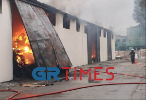 Θεσσαλονίκη: Φωτιά σε αποθήκη στο Καλοχώρι, εκρήξεις και μαύροι καπνοί στην περιοχή