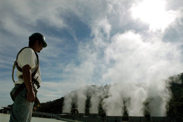 Photo: Αρχείο EPA worker controls the machines at Berlin&#039;s Geothermal Central