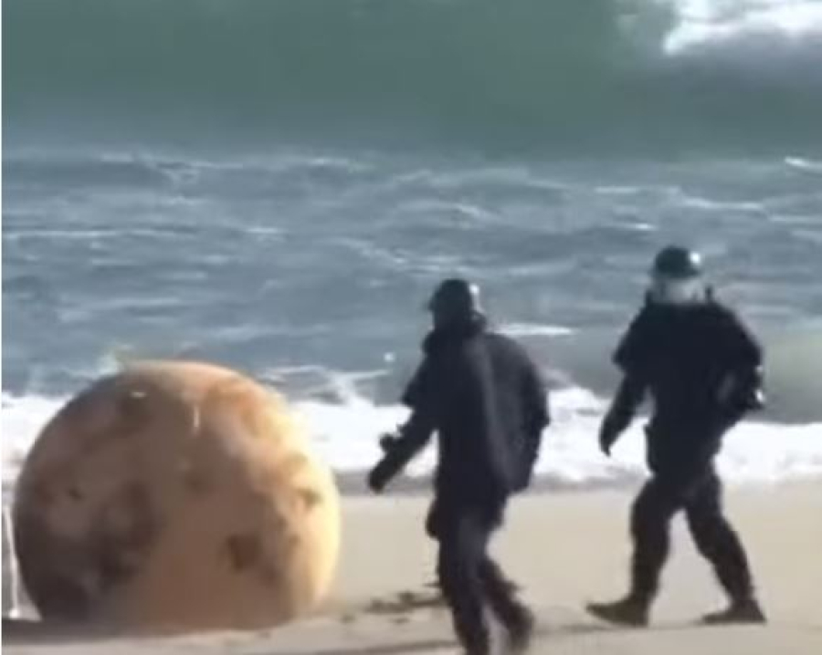 Άναυδοι στην Ιαπωνία με σιδερένια μπάλα που ξεβράστηκε σε παραλία, κανείς δεν ξέρει τι είναι