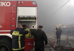 Θεσσαλονίκη: Υπό μερικό έλεγχο η πυρκαγιά σε εταιρία ελαστικών