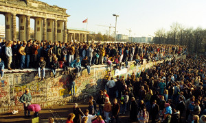 Το Βερολίνο γιορτάζει την 30ή επέτειο από την Πτώση του Τείχους - &#039;Η μήπως όχι;