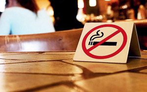 Προειδοποίηση υπουργείου Υγείας: Άμεση απειλή το κάπνισμα εν μέσω κορονοϊού