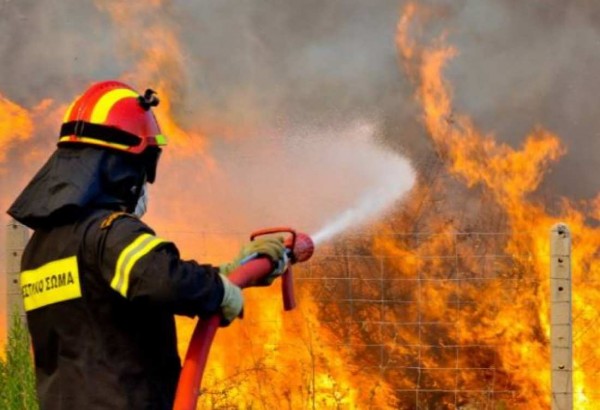 Μεγάλη πυρκαγιά ξέσπασε σε μάνδρα ελαστικών στην Λάρισα