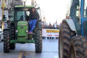 Μπλόκο αγροτών: Κλειστή η εθνική οδός Πατρών - Κορίνθου στο ύψος του Αιγίου