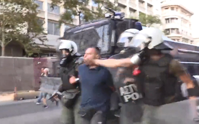Γιάννης Μιχαηλίδης: Βίντεο με αστυνομική βία σε συγκέντρωση διαμαρτυρίας, άνδρας των ΜΑΤ γρονθοκοπεί πολίτη που είναι δεμένος