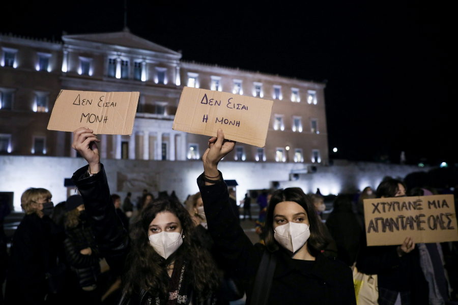 Σύνταγμα: Δυναμική συγκέντρωση διαμαρτυρίας για τις γυναικοκτονίες στην Ελλάδα - Παρών και ο Λεωνίδας Κακούρης