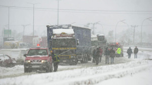 Απαγόρευση της κίνησης φορτηγών λόγω χιονόπτωσης σε Μαλακάσα και Βίλια