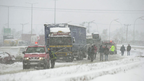 Απαγόρευση της κίνησης φορτηγών λόγω χιονόπτωσης σε Μαλακάσα και Βίλια