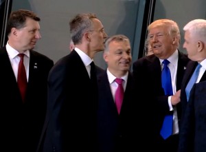 Σάλος με το σπρώξιμο του Τραμπ στον πρωθυπουργό του Μαυροβουνίου