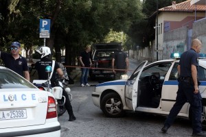 Επιχείρηση «σκούπα» της ΕΛ.ΑΣ. - Όπλα, ναρκωτικά και 93.000 ευρώ σε καταυλισμούς Ρομά (pic)