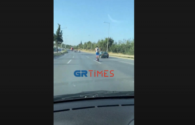 Τρομακτικό θέαμα στη Θεσσαλονίκη, νεαρός με πατίνι κάνει «οχταράκια» μέσα στην Περιφερειακή Οδό (βίντεο)