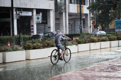 Η κακοκαιρία «χτυπά» τη χώρα: Πού αναμένονται καταιγίδες τις επόμενες ώρες, πού θα διαρκέσουν περισσότερο τα φαινόμενα