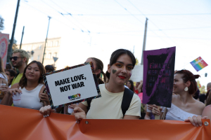 Athens Pride: Ξεκίνησε η πορεία υπερηφάνειας, πλήθος κόσμου στους δρόμους της Αθήνας