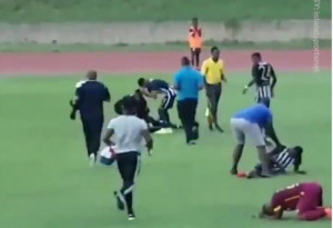 Απίστευτο περιστατικό σε ποδοσφαιρικό αγώνα: Κεραυνός χτύπησε ποδοσφαιριστές (video)