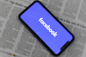 Το Facebook αδειάζει κρυφά την μπαταρία στα κινητά, καταγγελία από πρώην εργαζόμενο της Meta