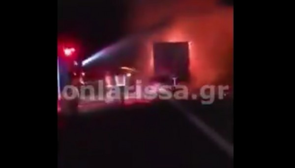 ΙΧ τυλίχθηκε στις φλόγες μετά από σύγκρουση με νταλίκα - Απανθρακώθηκε ο οδηγός