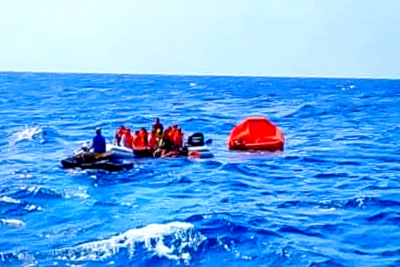 Ναυάγιο στη Μήλο: Συγκλονίζουν τα βίντεο από την επιχείρηση διάσωσης μετά τη βύθιση της θαλαμηγού