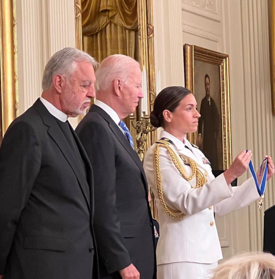 ΗΠΑ: Ο Αλέξανδρος Καρλούτσος τιμήθηκε με το Προεδρικό Μετάλλιο Ελευθερίας από τον Τζο Μπάιντεν