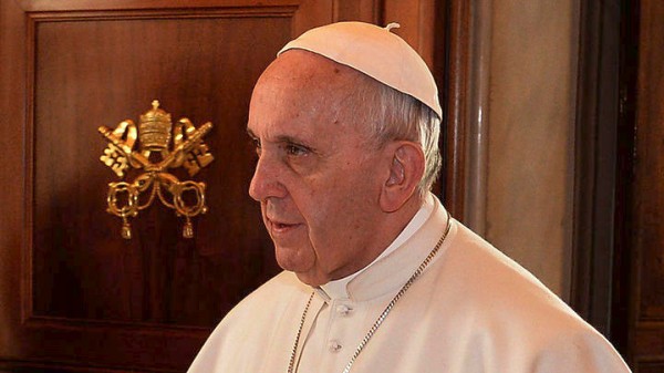 Τραυματίστηκε ελαφρά στο κεφάλι ο Πάπας Φραγκίσκος